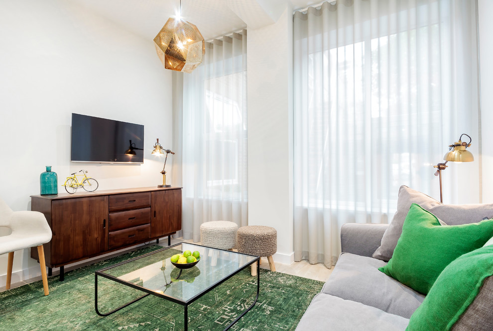Идея дизайна: гостиная комната в современном стиле с телевизором на стене без камина