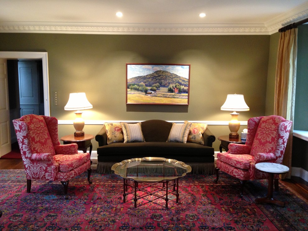 Modelo de salón para visitas abierto clásico sin televisor con paredes verdes y suelo de madera en tonos medios