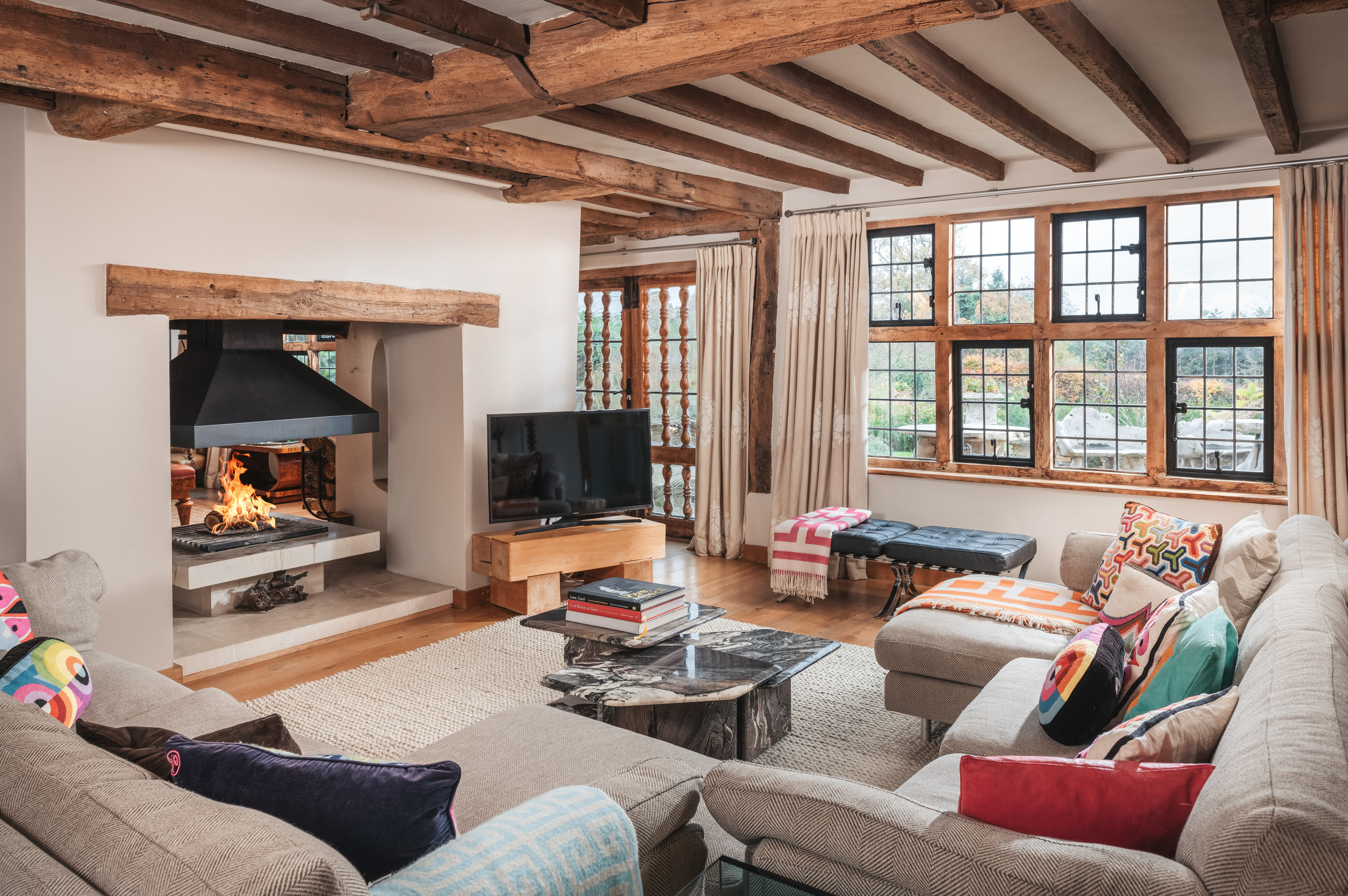 75 Beautiful Living Room With A Two Sided Fireplace Ideas Designs September 21 Houzz Uk 75 Beautiful Living Room With A Two Sided Fireplace Ideas Designs September 21 Houzz Uk