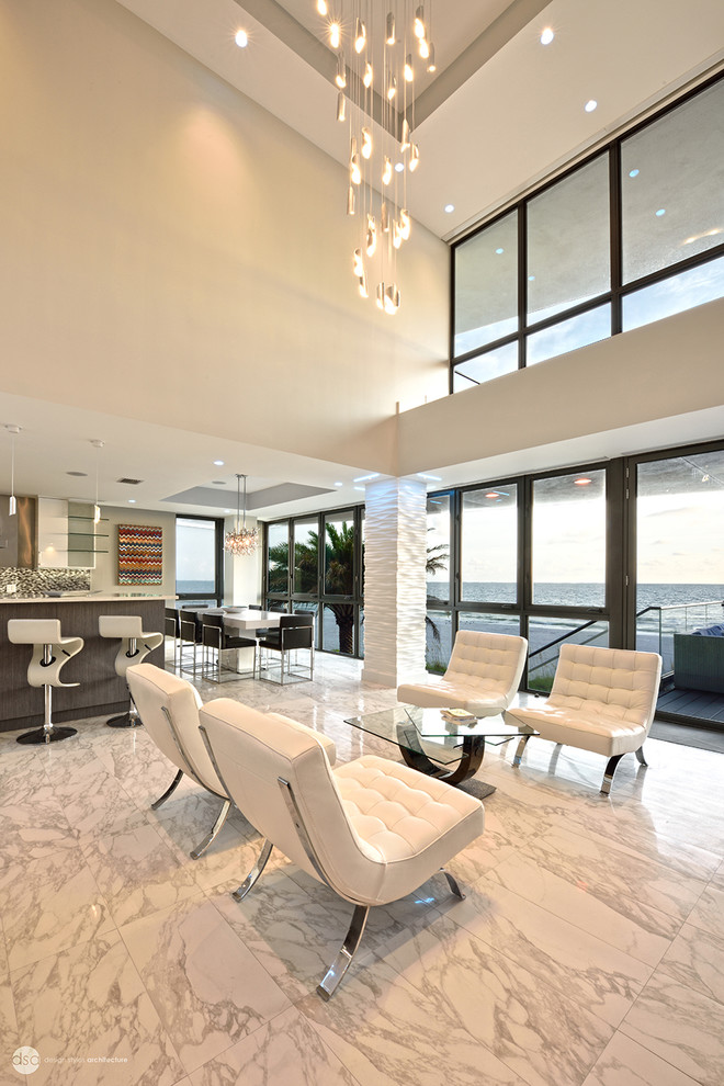 Großes, Offenes Modernes Wohnzimmer mit weißer Wandfarbe und Marmorboden in Tampa