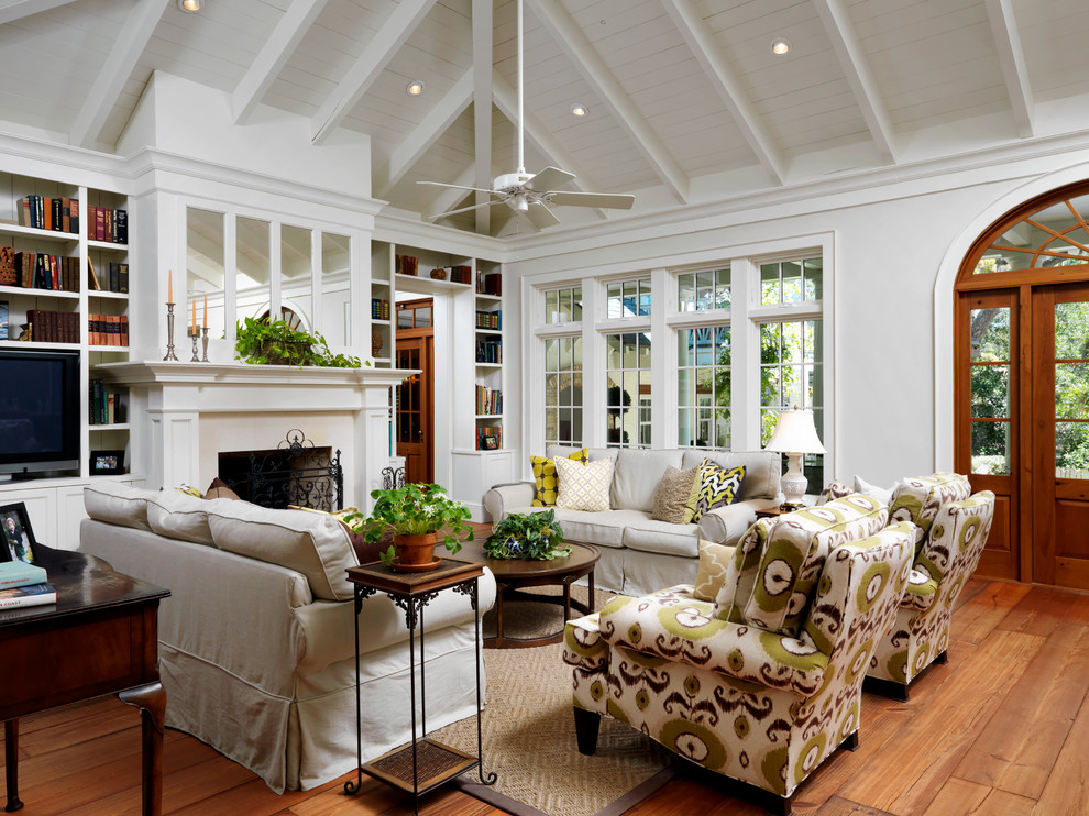 Farmhouse living room photo in Tampa