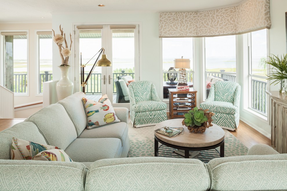 Foto di un soggiorno stile marinaro aperto con pareti bianche e pavimento in legno massello medio