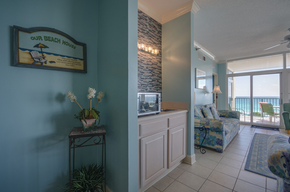 Idee per un soggiorno stile marino di medie dimensioni e aperto con pareti blu e pavimento in gres porcellanato