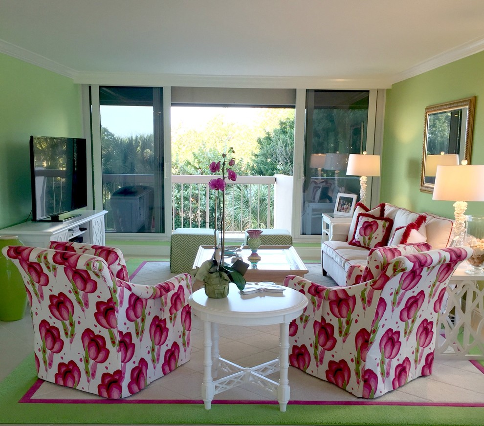 Modernes Wohnzimmer mit grüner Wandfarbe und freistehendem TV in Miami