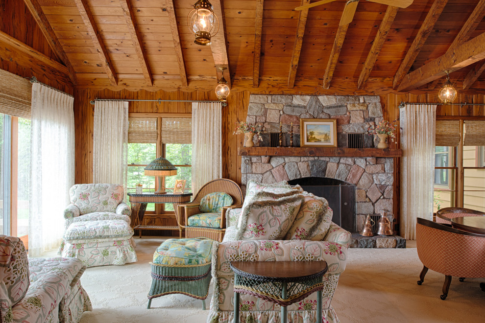 Пример оригинального дизайна: открытая гостиная комната в стиле рустика с ковровым покрытием, стандартным камином и фасадом камина из камня