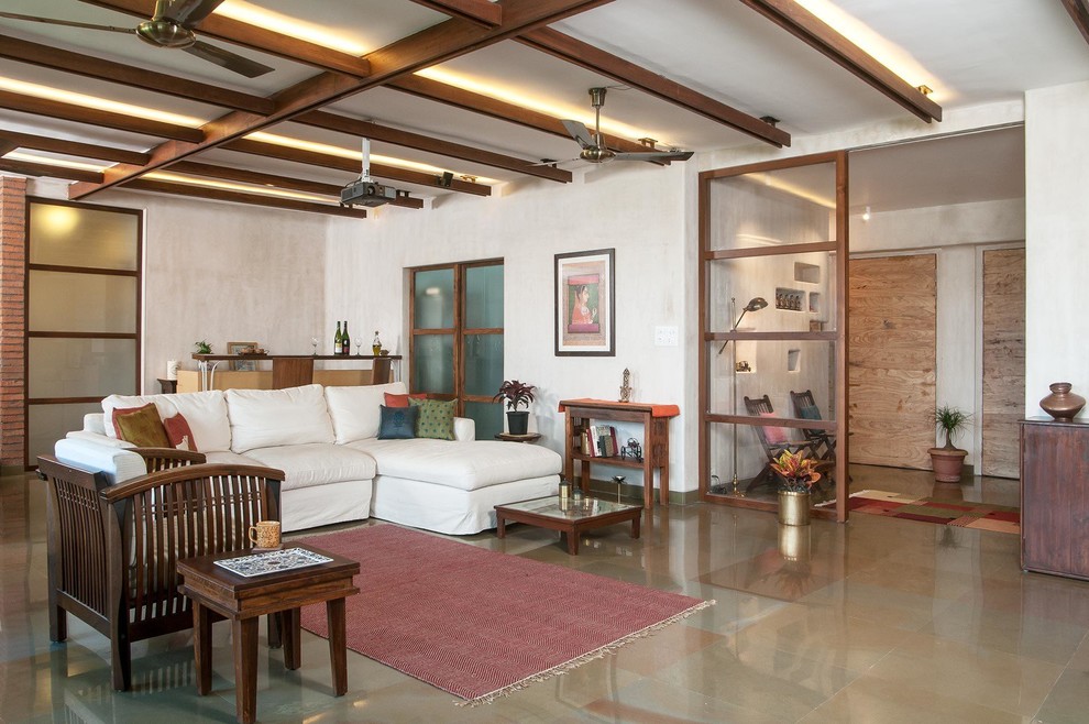 На фото: гостиная комната в стиле лофт с домашним баром и ковром на полу с