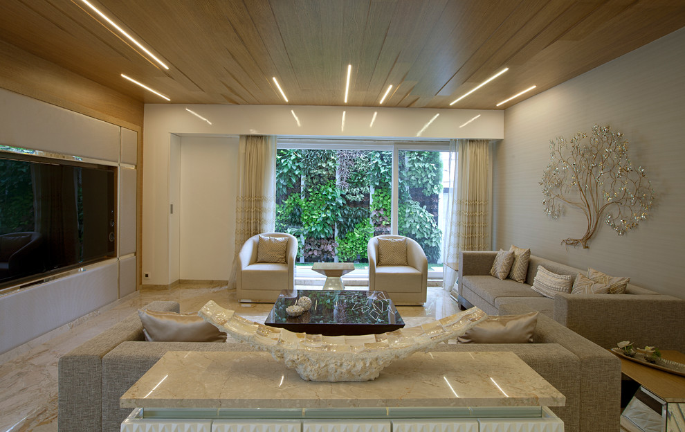 Cette image montre un grand salon design avec un mur beige.