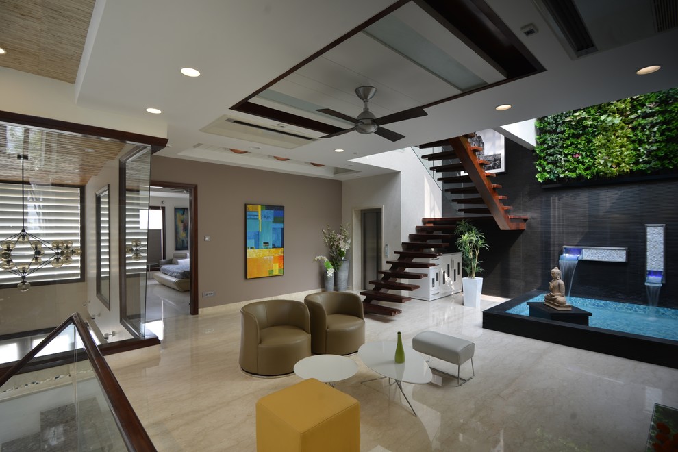 This is an example of a contemporary living room in Delhi.