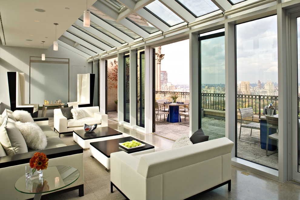 Идея дизайна: огромная гостиная комната в современном стиле с серыми стенами и бетонным полом