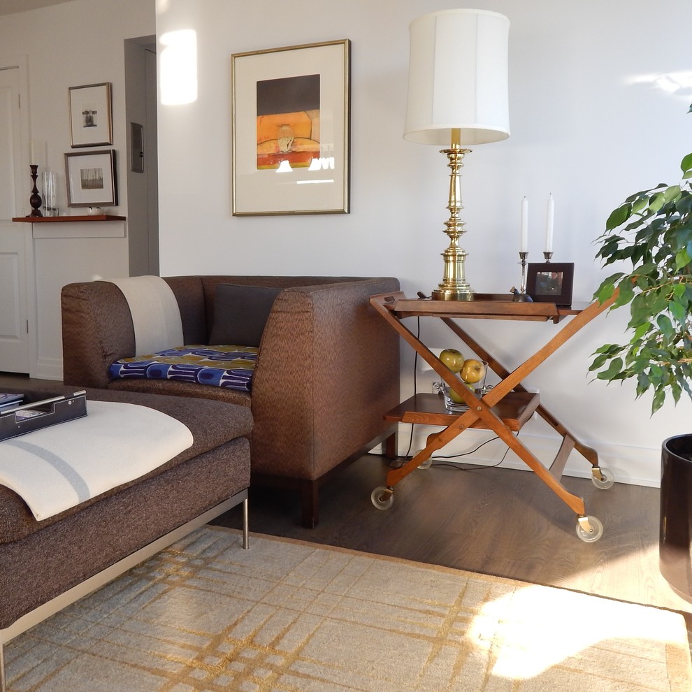 Стильный дизайн: открытая гостиная комната среднего размера в стиле фьюжн с белыми стенами, паркетным полом среднего тона и отдельно стоящим телевизором - последний тренд