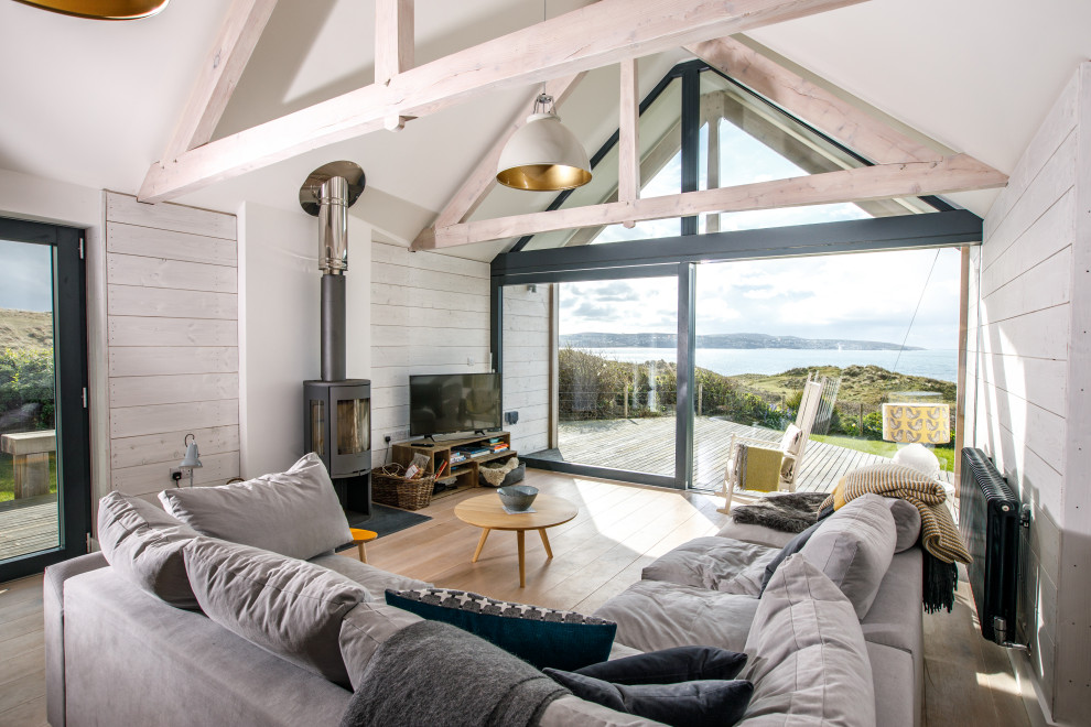 Maritimes Wohnzimmer mit gewölbter Decke und Holzdielenwänden in Cornwall