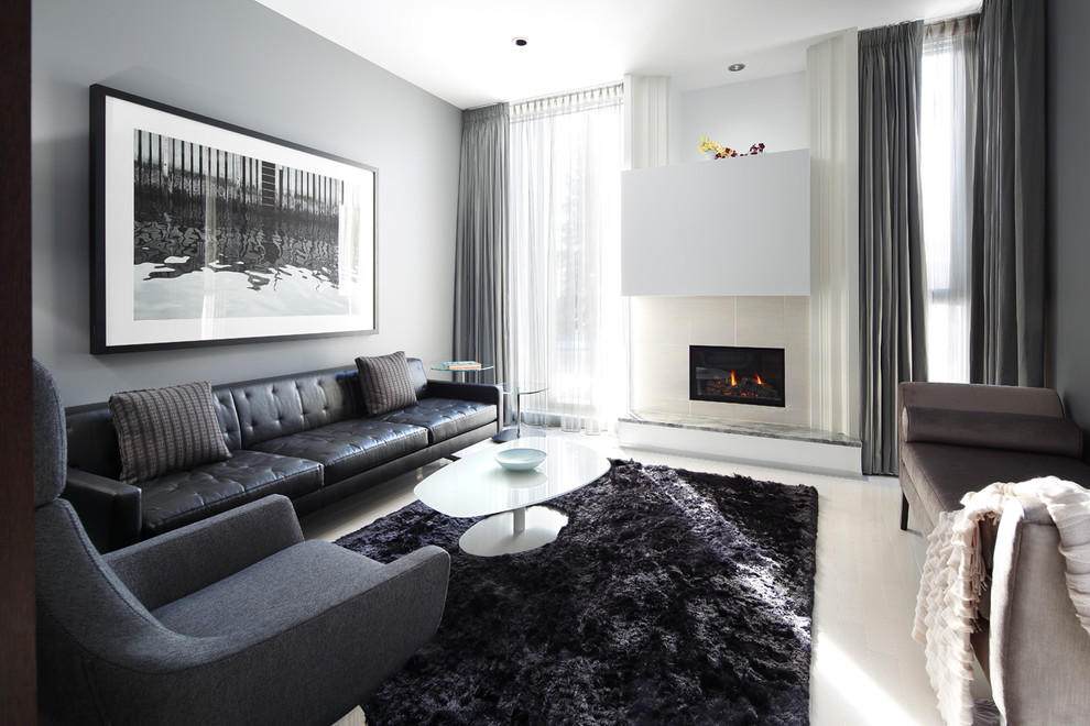 Idee per un soggiorno minimal con pareti grigie, camino classico e nessuna TV