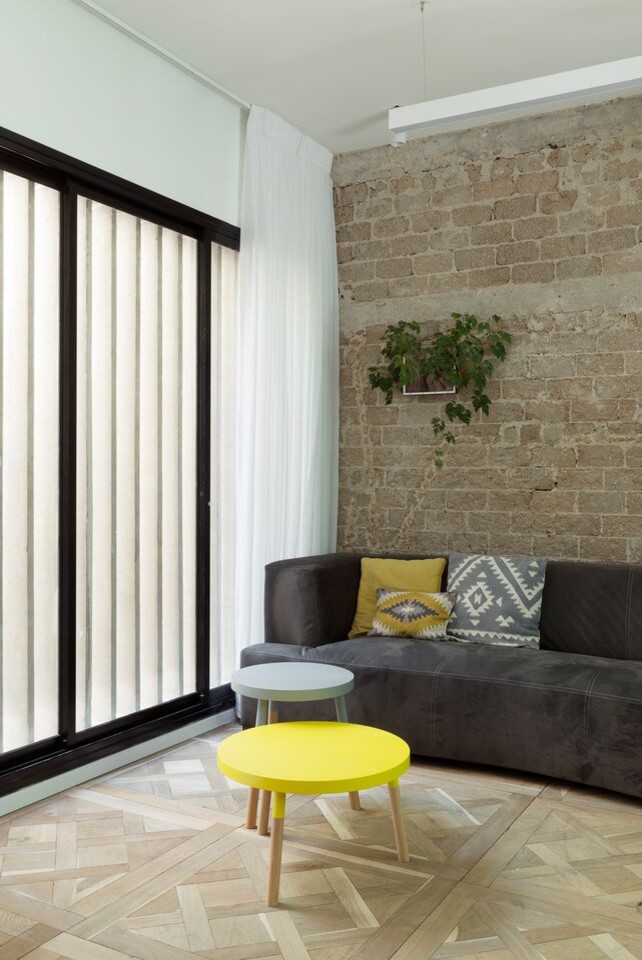 Inspiration pour un salon minimaliste avec parquet clair et un téléviseur indépendant.
