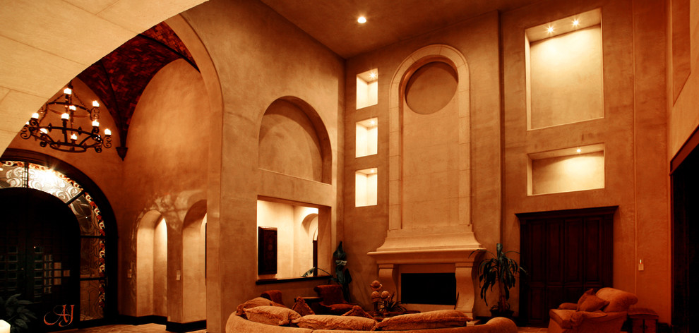 Geräumiges, Repräsentatives, Fernseherloses, Offenes Modernes Wohnzimmer mit beiger Wandfarbe, Keramikboden, Kamin und Kaminumrandung aus Beton in Austin