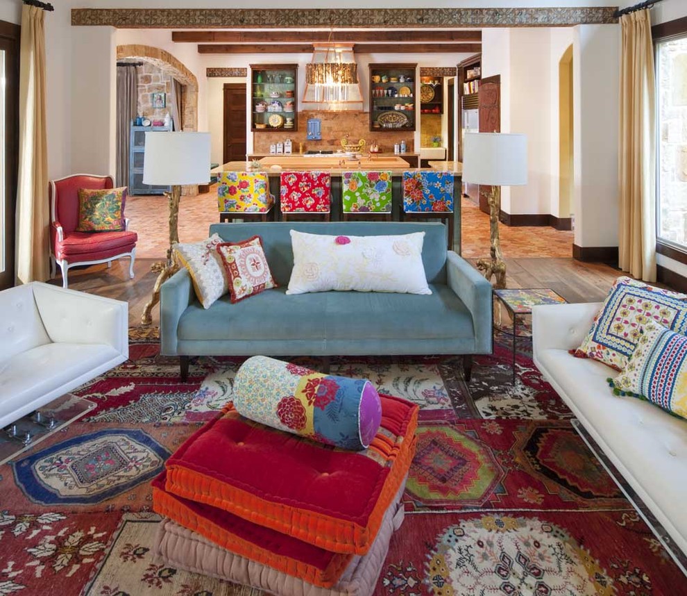 Immagine di un grande soggiorno american style aperto con pareti bianche e tappeto