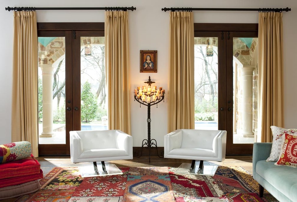 Imagen de salón abierto de estilo americano con paredes blancas y marco de chimenea de madera
