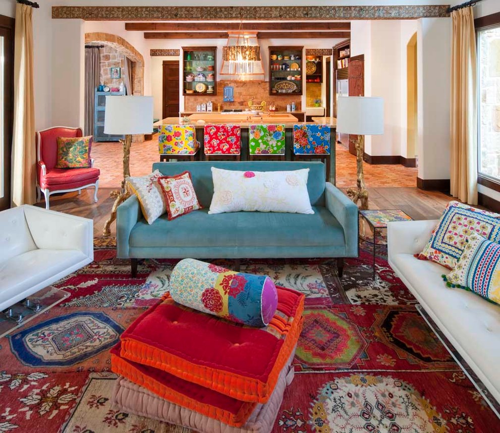 Großes, Repräsentatives, Fernseherloses, Offenes Eklektisches Wohnzimmer mit beiger Wandfarbe, braunem Holzboden, Kamin und Kaminumrandung aus Holz in San Diego