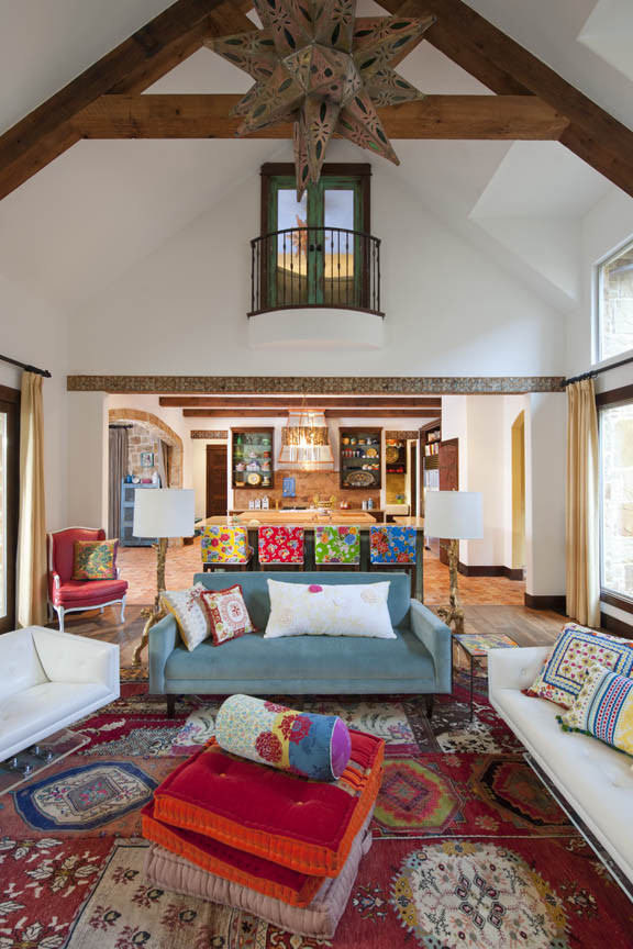 Diseño de salón abierto de estilo americano con paredes blancas y suelo de madera en tonos medios