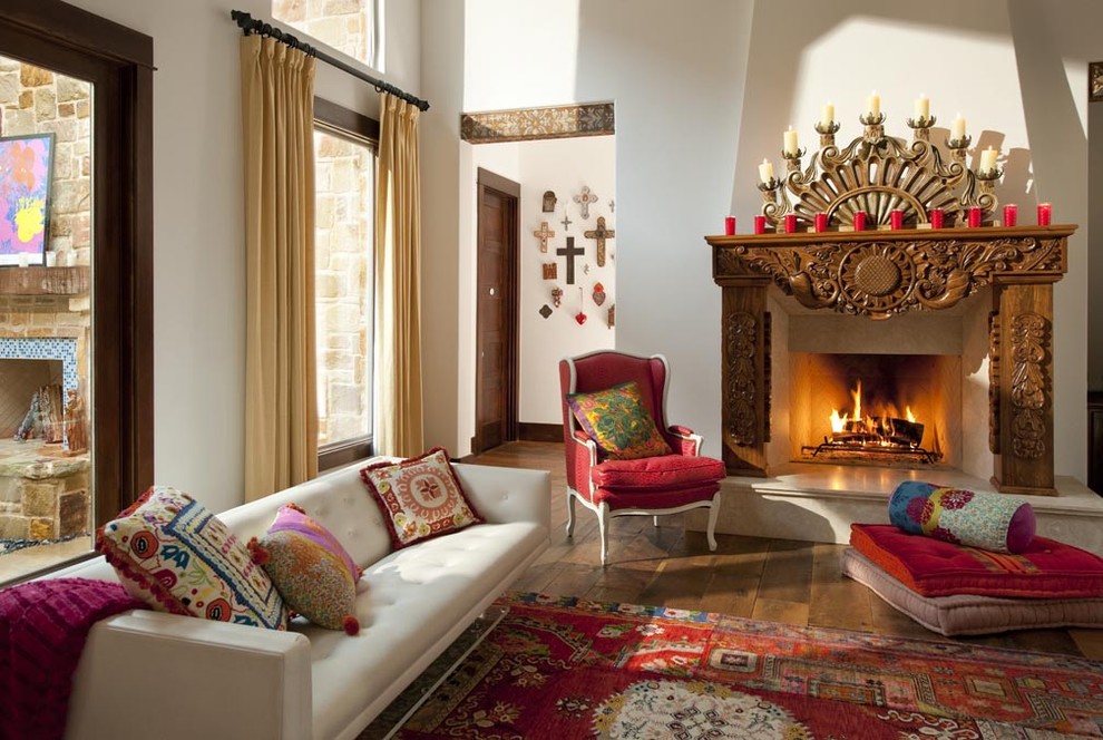 Offenes Mediterranes Wohnzimmer mit weißer Wandfarbe, braunem Holzboden und Kamin in San Diego