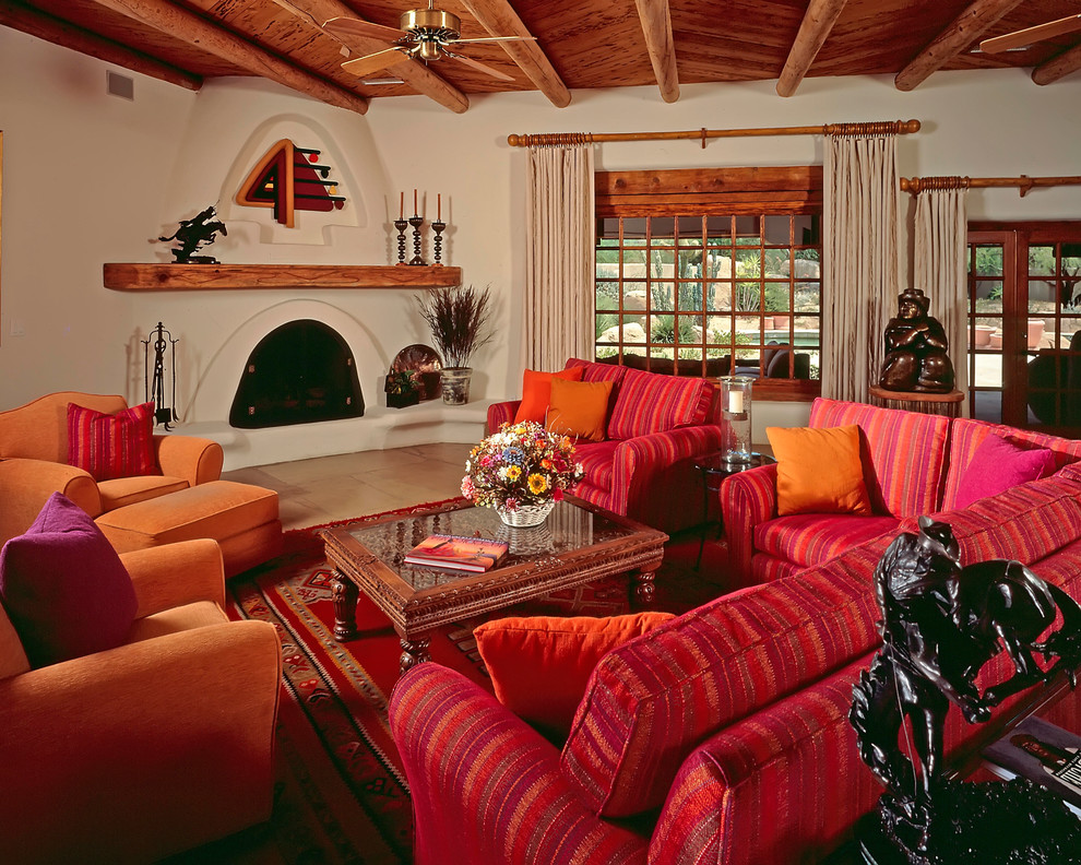 На фото: гостиная комната в стиле фьюжн с белыми стенами, стандартным камином и коричневым полом с