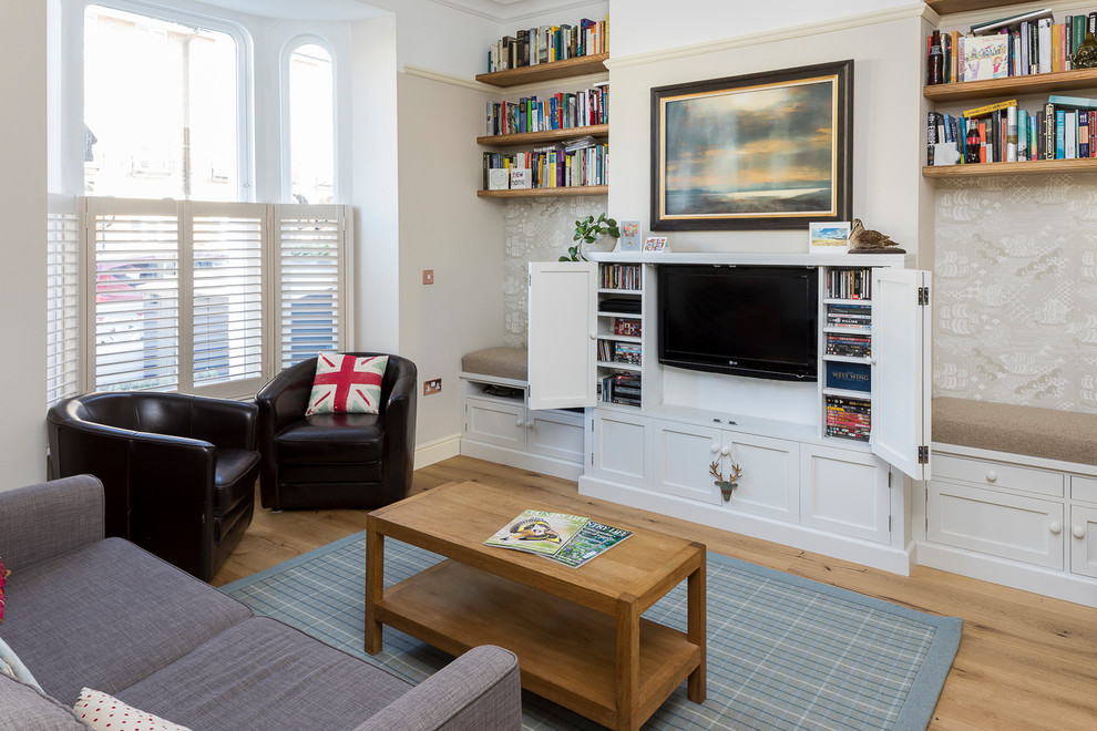 На фото: изолированная гостиная комната среднего размера в стиле неоклассика (современная классика) с бежевыми стенами, светлым паркетным полом, скрытым телевизором и коричневым полом