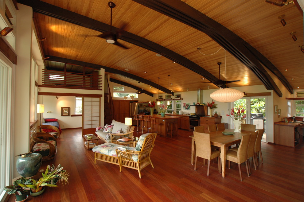Foto di un soggiorno tropicale aperto con pareti beige