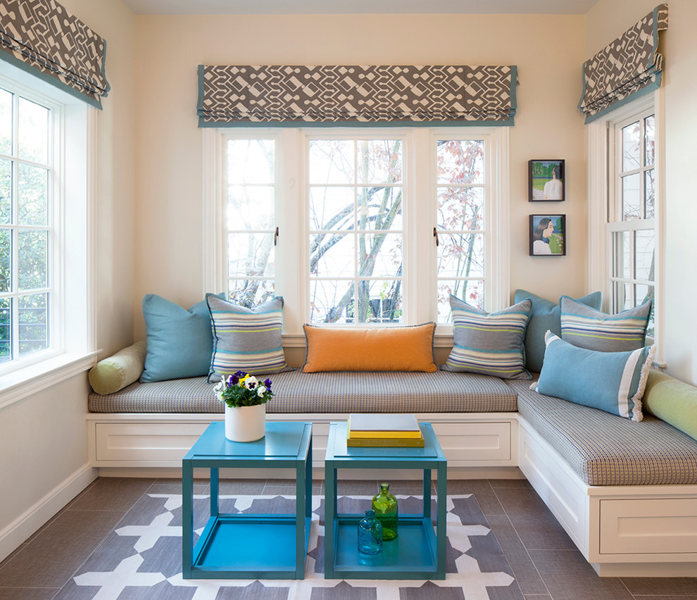 Пример оригинального дизайна: открытая гостиная комната в стиле неоклассика (современная классика) с горизонтальным камином