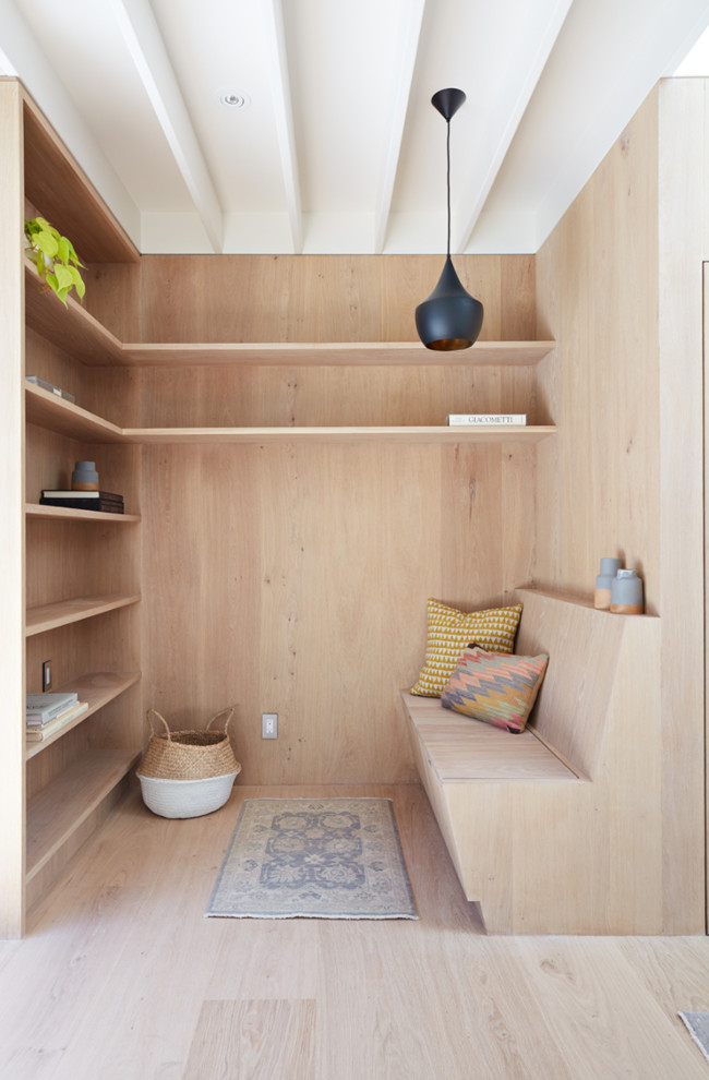 Diseño de biblioteca en casa cerrada contemporánea pequeña con suelo de madera clara
