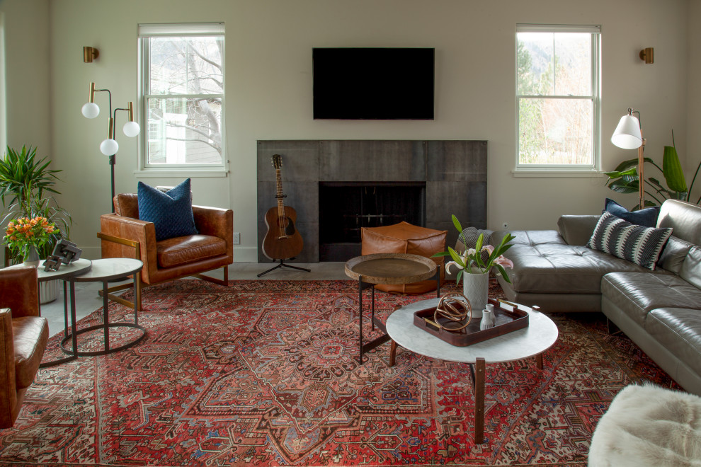 Idee per un soggiorno minimal aperto con pareti beige, camino classico, pavimento grigio e TV a parete