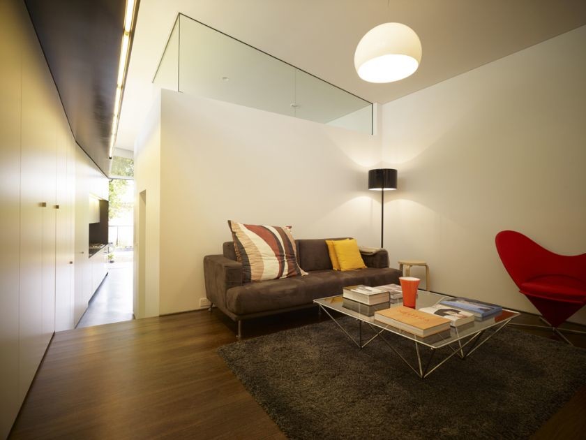 Idee per un piccolo soggiorno design con pareti bianche e parquet scuro