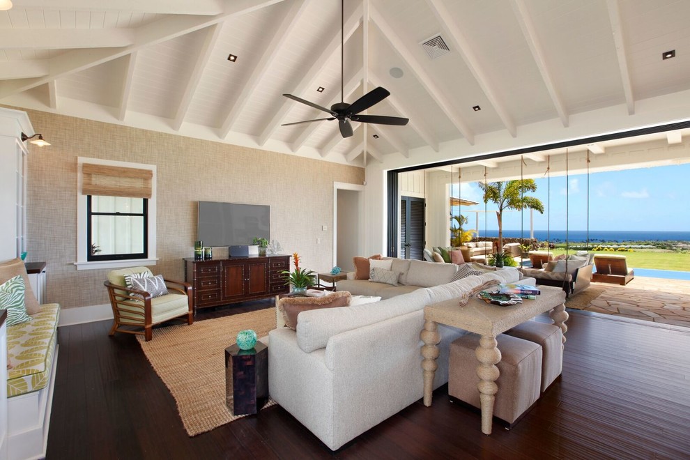 Großes, Offenes Wohnzimmer ohne Kamin mit weißer Wandfarbe, Bambusparkett, TV-Wand und schwarzem Boden in Hawaii