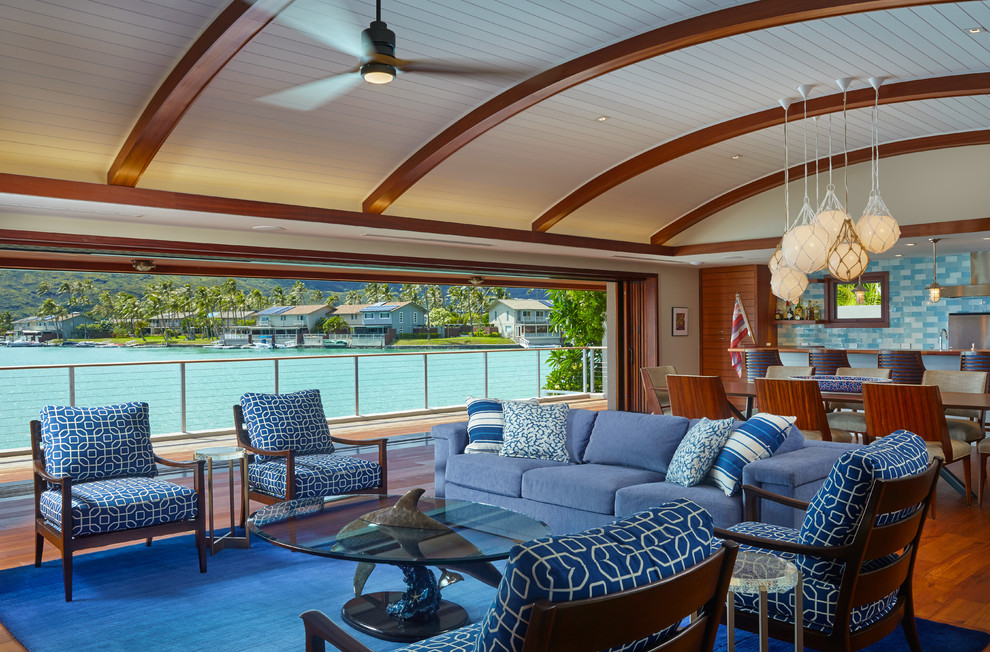 Mittelgroßes Maritimes Wohnzimmer mit braunem Holzboden und braunem Boden in Hawaii