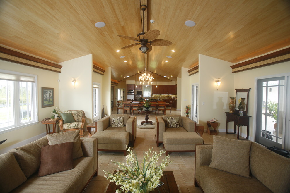 Großes, Repräsentatives Wohnzimmer mit beiger Wandfarbe, Keramikboden, TV-Wand, Kamin und Kaminumrandung aus Stein in Hawaii