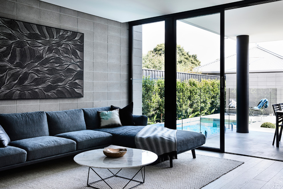 Idee per un piccolo soggiorno design chiuso con pareti grigie, parquet chiaro e pavimento grigio