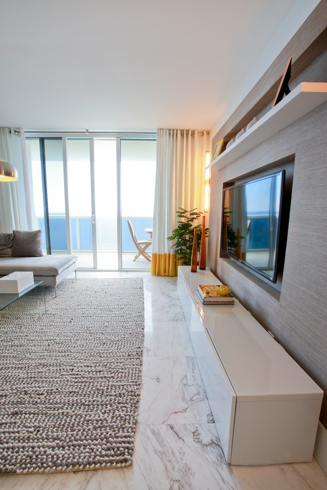 Идея дизайна: большая открытая гостиная комната в современном стиле с белыми стенами, мраморным полом, телевизором на стене, белым полом и ковром на полу без камина