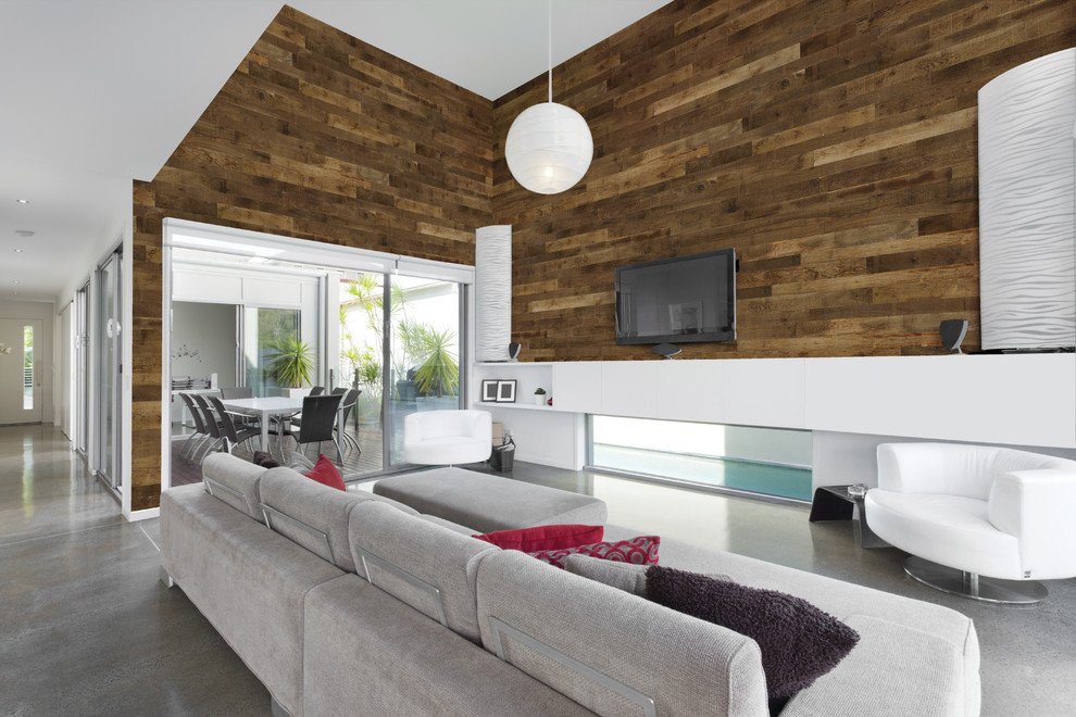Ejemplo de salón abierto contemporáneo grande sin televisor con paredes multicolor, suelo de madera en tonos medios, todas las chimeneas y marco de chimenea de madera