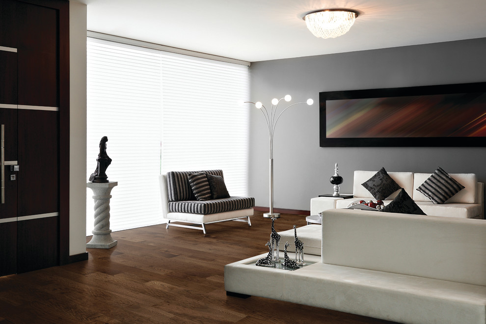 Foto di un grande soggiorno design aperto con pareti multicolore, pavimento in legno massello medio, nessun camino e TV a parete
