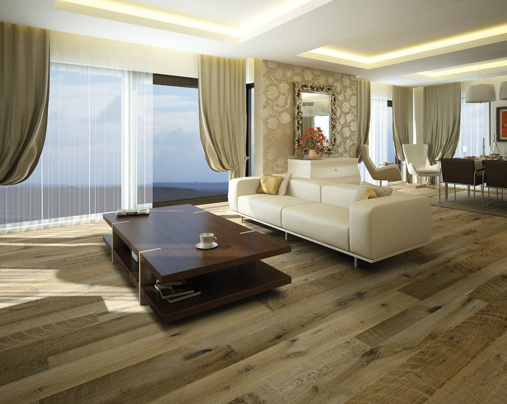 Ejemplo de salón abierto tradicional grande con suelo de madera clara