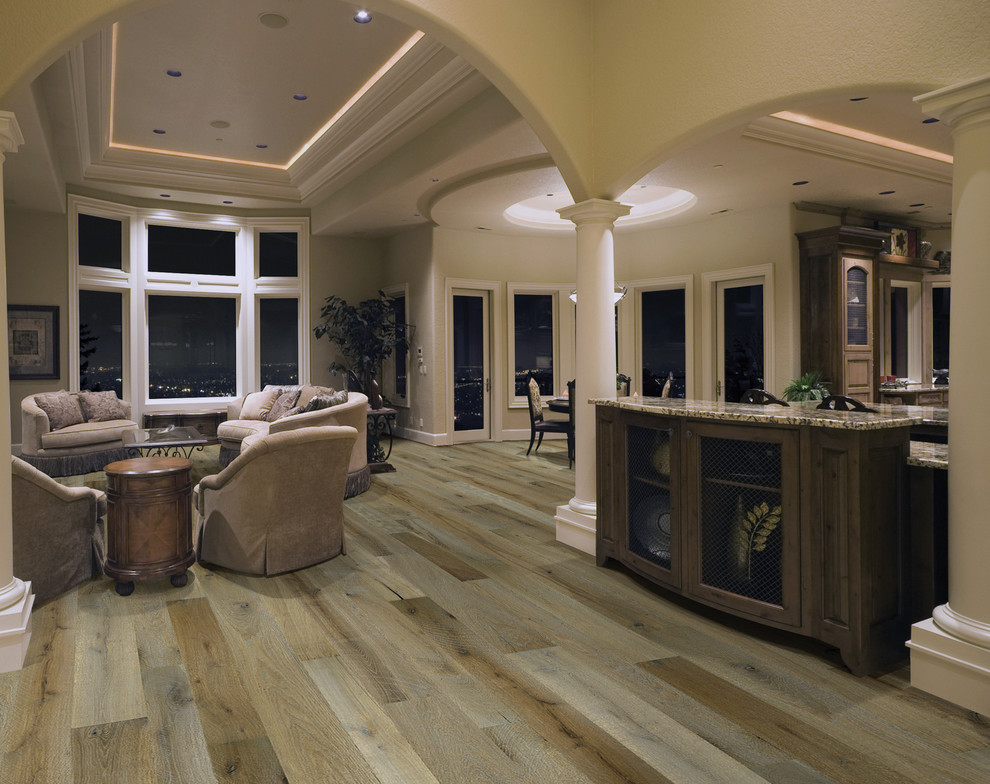 Immagine di un soggiorno minimalista di medie dimensioni e aperto con sala formale, pareti beige e pavimento in legno massello medio