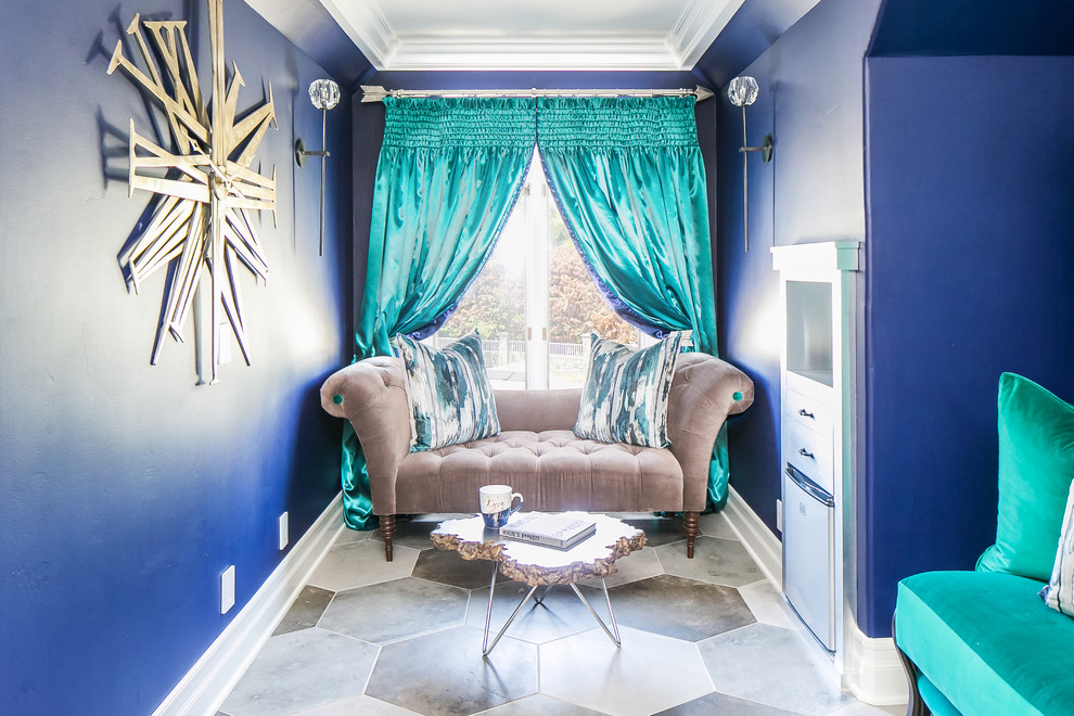 На фото: парадная, изолированная гостиная комната среднего размера в стиле фьюжн с синими стенами, бетонным полом и серым полом без камина, телевизора с