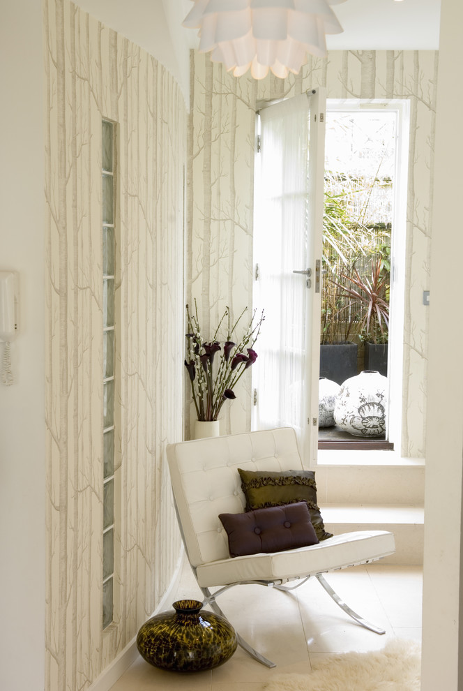 Immagine di un soggiorno eclettico con pareti bianche