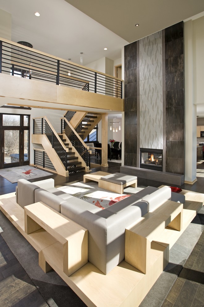 Großes, Fernseherloses, Offenes Modernes Wohnzimmer mit Tunnelkamin, beiger Wandfarbe und dunklem Holzboden in Minneapolis