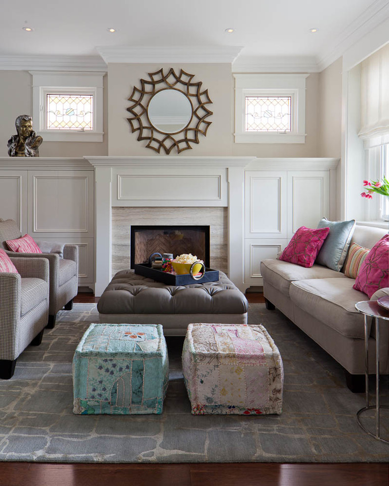Klassisches Wohnzimmer mit beiger Wandfarbe, Kamin und Kaminumrandung aus Stein in Toronto