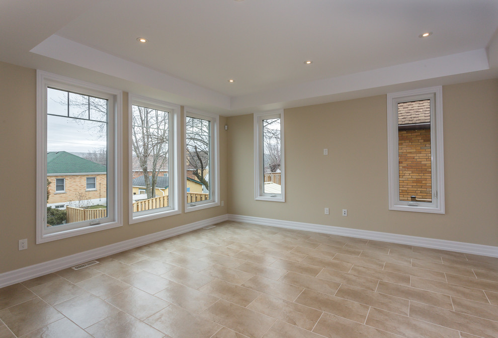 Mittelgroßes, Offenes Klassisches Wohnzimmer mit beiger Wandfarbe, Porzellan-Bodenfliesen und beigem Boden in Toronto