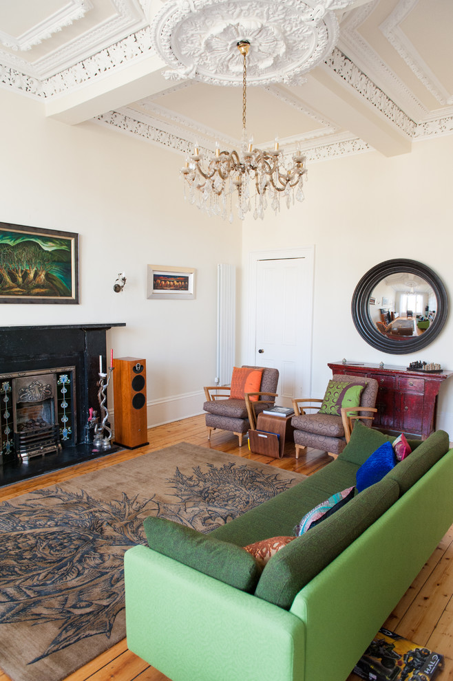 Modelo de salón para visitas ecléctico sin televisor con paredes beige, suelo de madera en tonos medios y todas las chimeneas