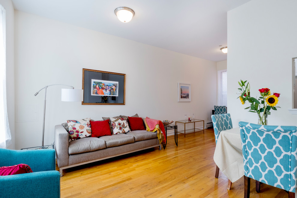Idee per un soggiorno chic di medie dimensioni e aperto con pareti bianche, pavimento in legno massello medio e pavimento marrone