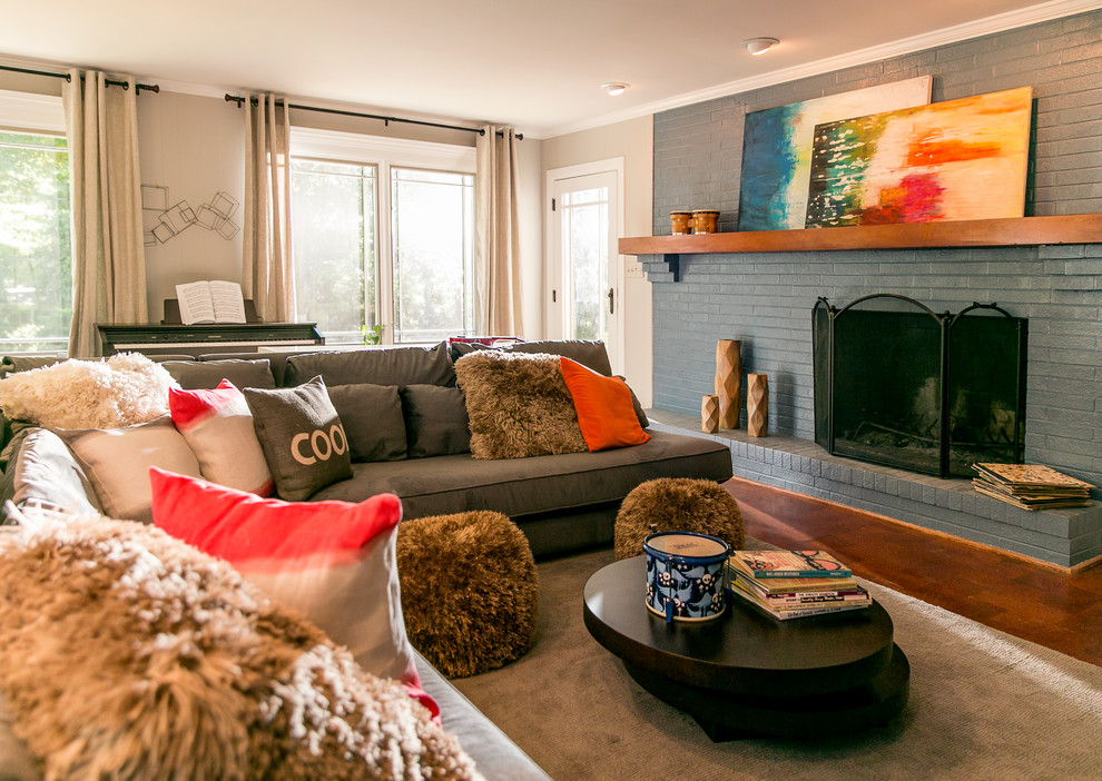シャーロットにある高級な中くらいなトランジショナルスタイルのおしゃれなリビング (ベージュの壁、無垢フローリング、標準型暖炉、レンガの暖炉まわり、テレビなし、ベージュの床) の写真