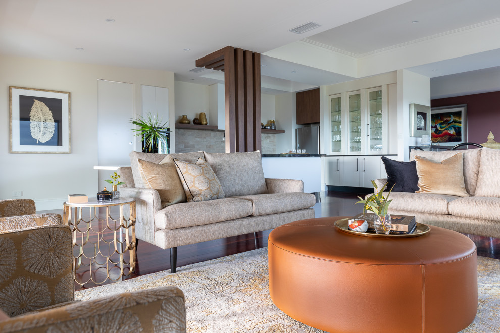 Offenes, Mittelgroßes, Repräsentatives Modernes Wohnzimmer mit braunem Holzboden, braunem Boden und beiger Wandfarbe in Brisbane