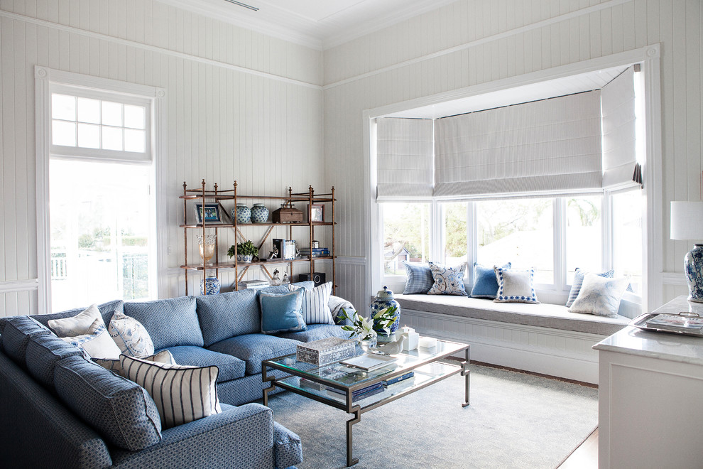 Immagine di un soggiorno costiero di medie dimensioni con sala formale, pareti bianche e parquet chiaro