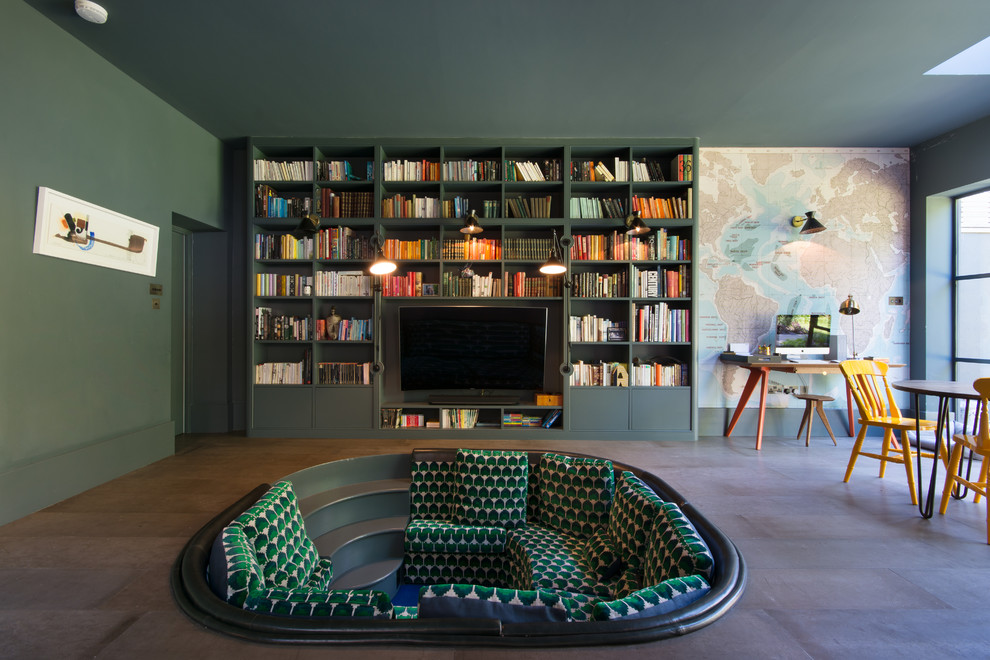 Источник вдохновения для домашнего уюта: изолированная гостиная комната среднего размера в современном стиле с зелеными стенами, телевизором на стене и серым полом без камина